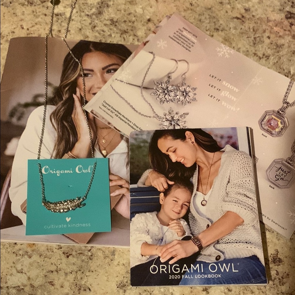 NWT Origami Owl Silver Feather 🪶 Necklace 16-19 inch “ let it go “ message